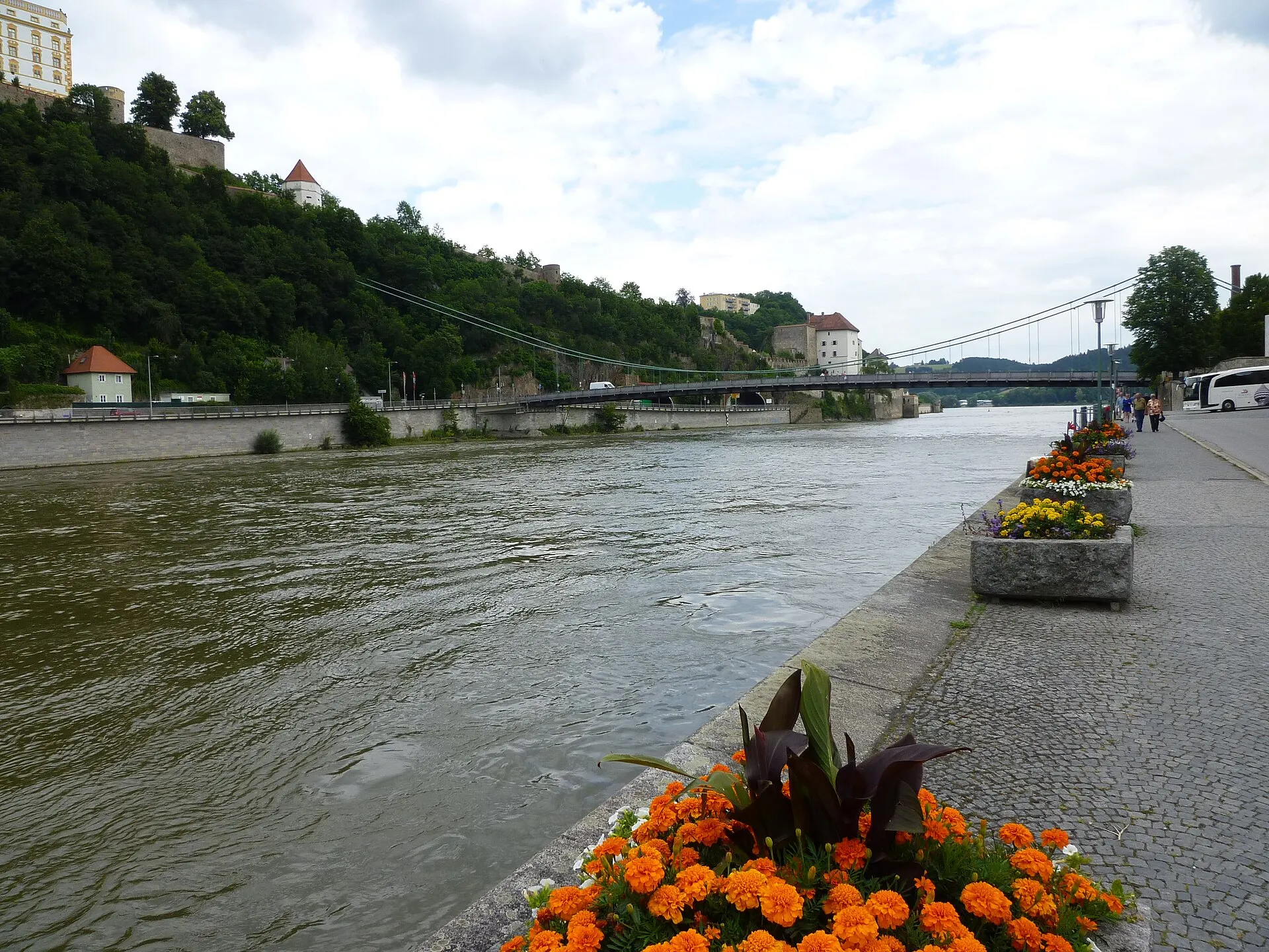 Promenade am Flussufer in Passau mit Blick auf das Wasser